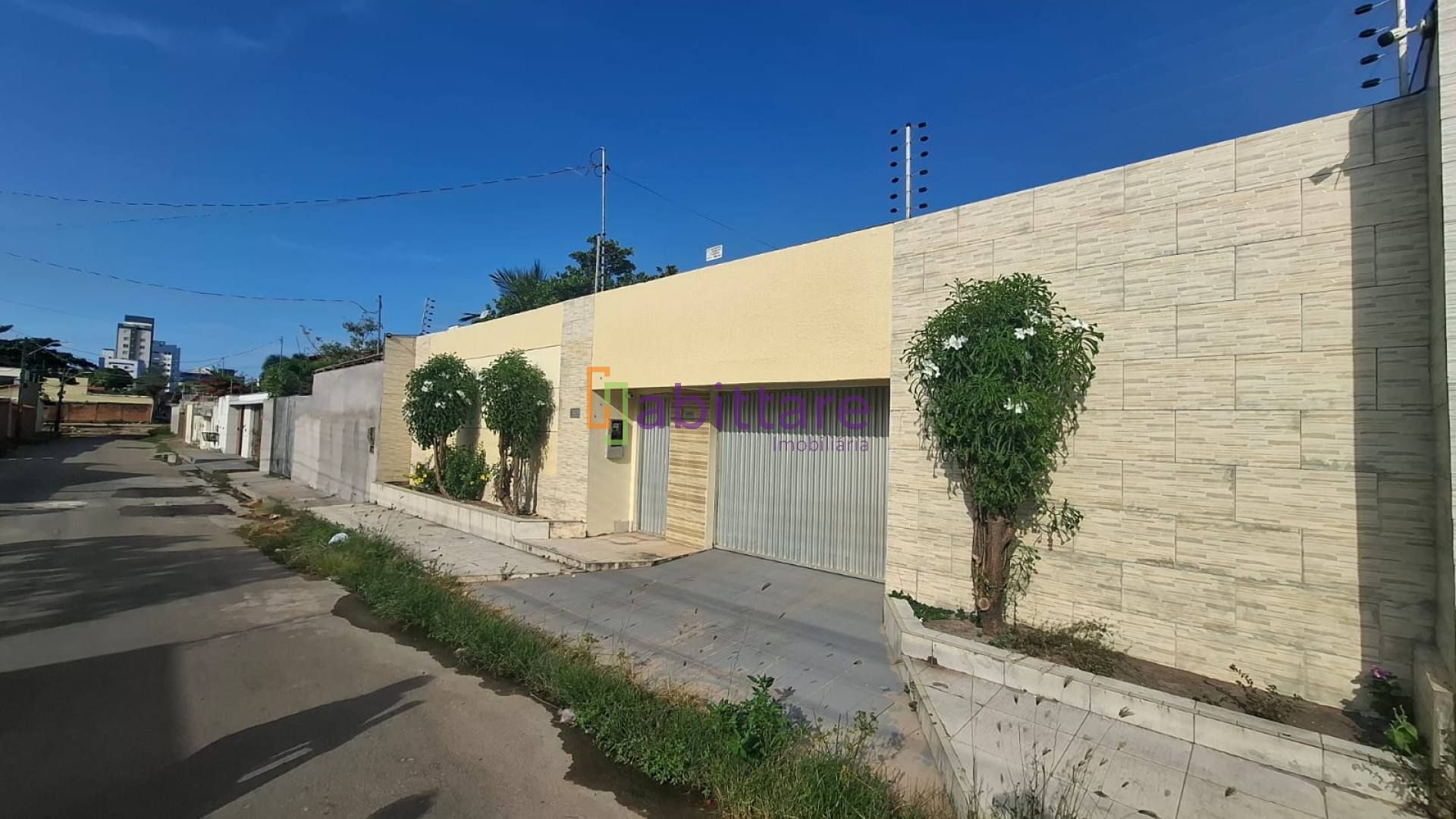 Casa duplex com 05 suítes no Quintas do Calhau