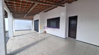 Casa duplex com 05 suítes no Quintas do Calhau