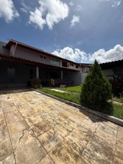 Casa residencial com de 200m² com 03 quartos (1 suíte) no Alto do Calhau