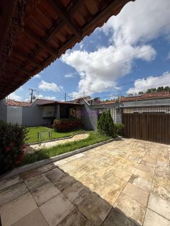 Casa residencial com de 200m² com 03 quartos (1 suíte) no Alto do Calhau