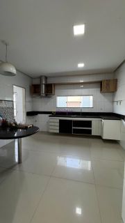 Casa duplex de 337m² no Alphaville com 3 suítes + espaço gourmet