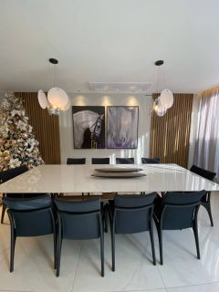 Casa duplex em condomínio no Quintas do Calhau com 4 suítes