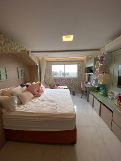 Casa duplex em condomínio no Quintas do Calhau com 4 suítes