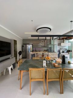 Casa duplex em condomínio no Quintas do Calhau com 4 suítes