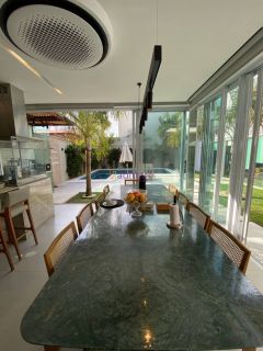 Casa duplex em condomínio no Quintas do Calhau com 4 suítes