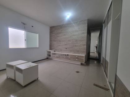 Alugo: Casa no Condomínio Interlagos - 04 Suítes