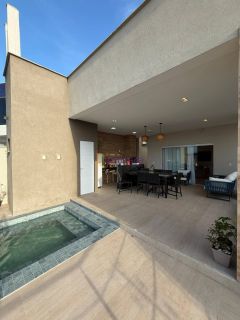 Casa residencial de 200m² com 3 suítes + espaço gourmet com piscina no Parque Athenas