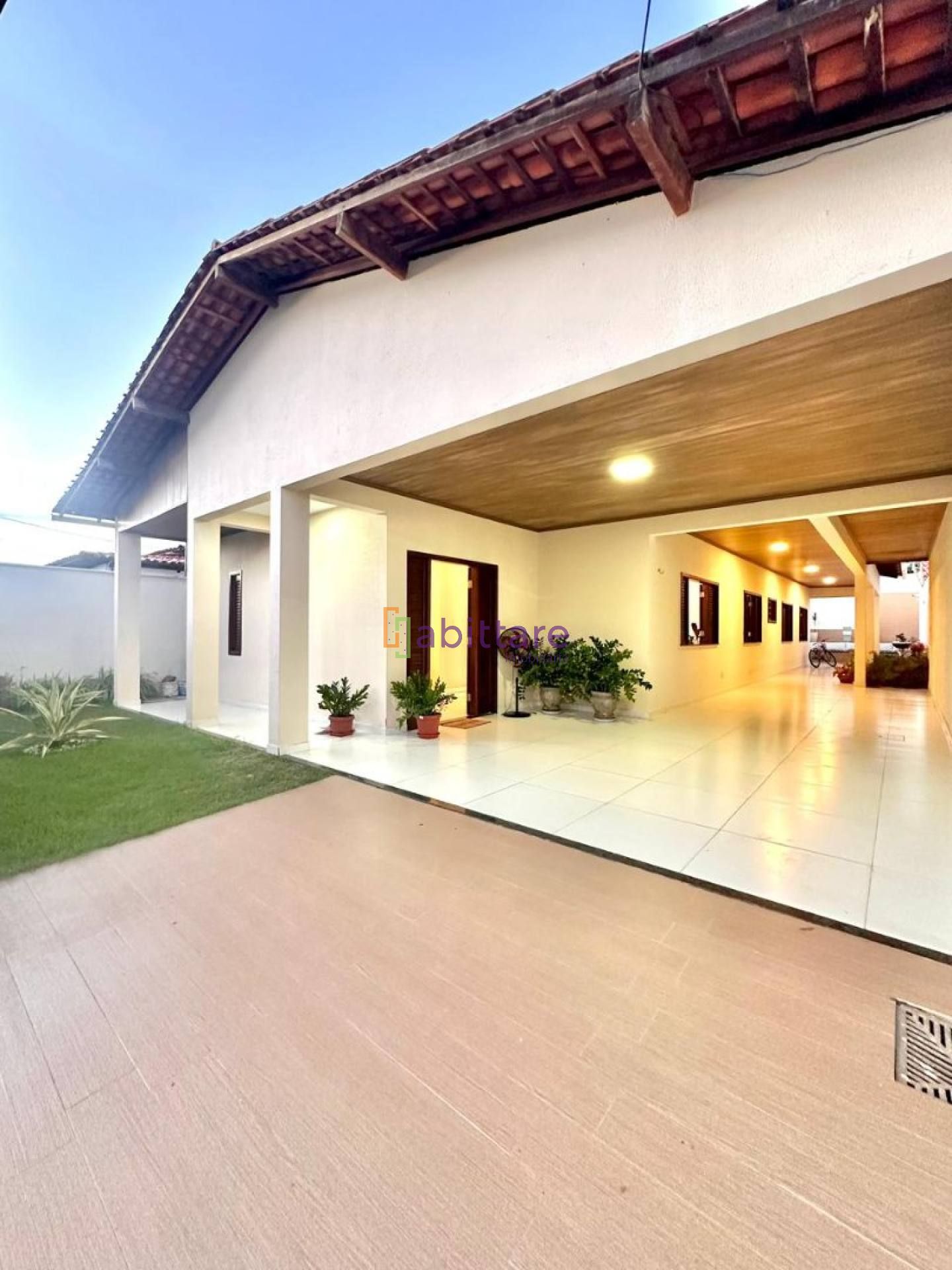 Casa de 230m² com 4 quartos (1 suíte master) no Parque Athenas