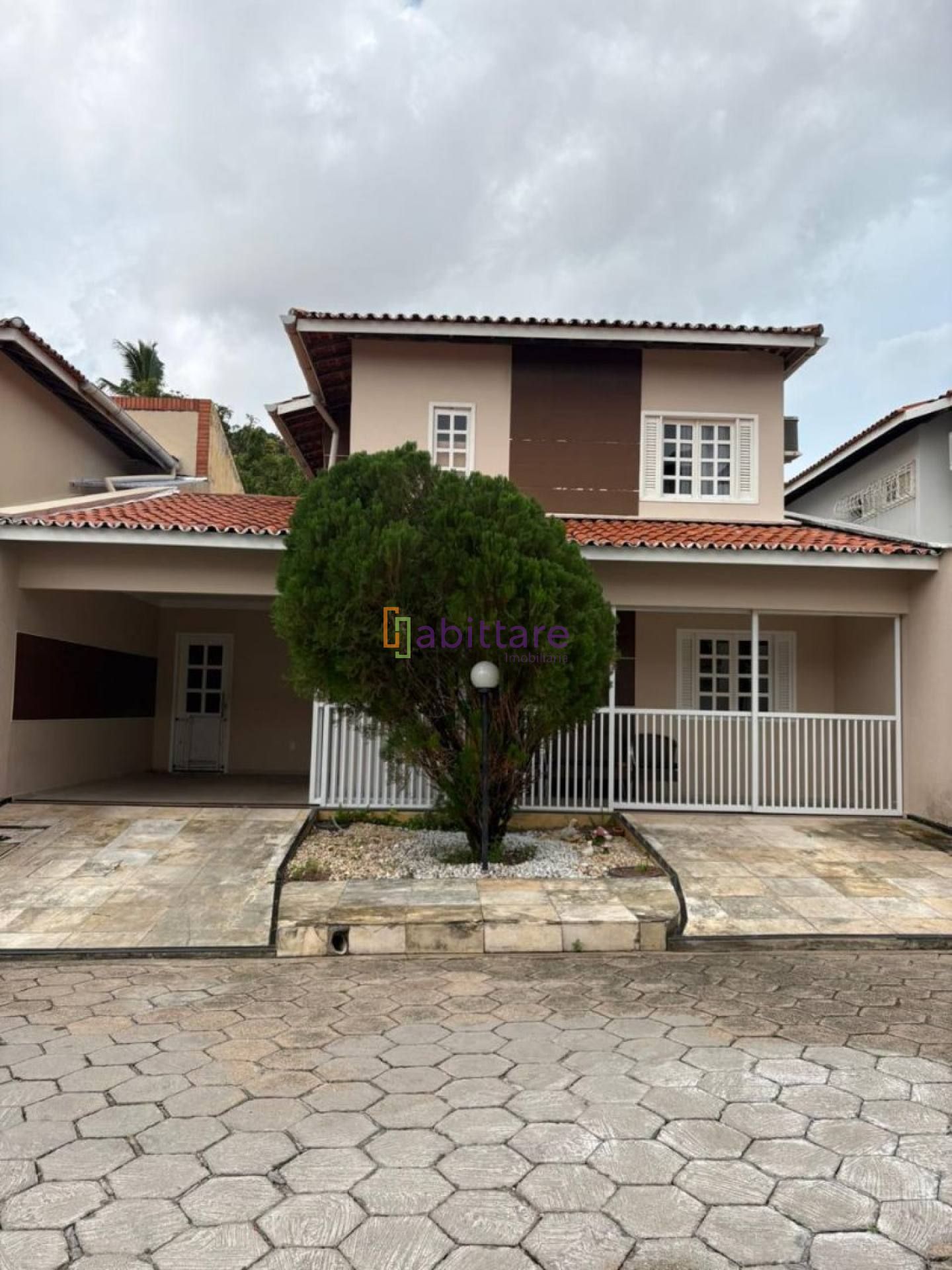 ALUGA-SE  Casa nascente de dois pavimentos no Condomínio Intermares Village