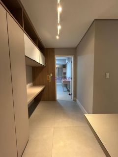 Mansão de 800m² com 7 suítes + espaço gourmet com churrasqueira e piscina com hidromassagem no Calhau