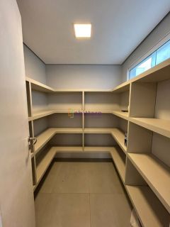 Mansão de 800m² com 7 suítes + espaço gourmet com churrasqueira e piscina com hidromassagem no Calhau