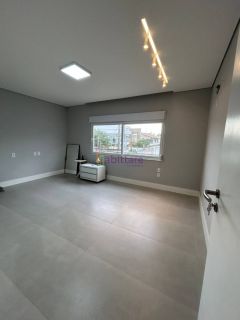 Mansão de 800m² com 7 suítes + espaço gourmet com churrasqueira e piscina com hidromassagem no Calhau