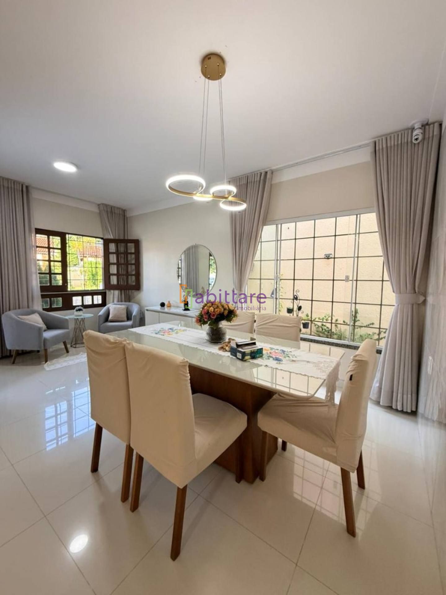 Casa de 160m² no Condomínio Madri com 4 quartos (3 suítes) e 26 placas solares