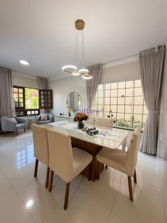 Casa de 160m² no Condomínio Madri com 4 quartos (3 suítes) e 26 placas solares