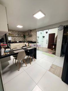 Casa de 160m² no Condomínio Madri com 4 quartos (3 suítes) e 26 placas solares