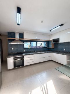 Apartamento semi-mobiliado no Edifício José Tácito - 230m² - com 04 suítes