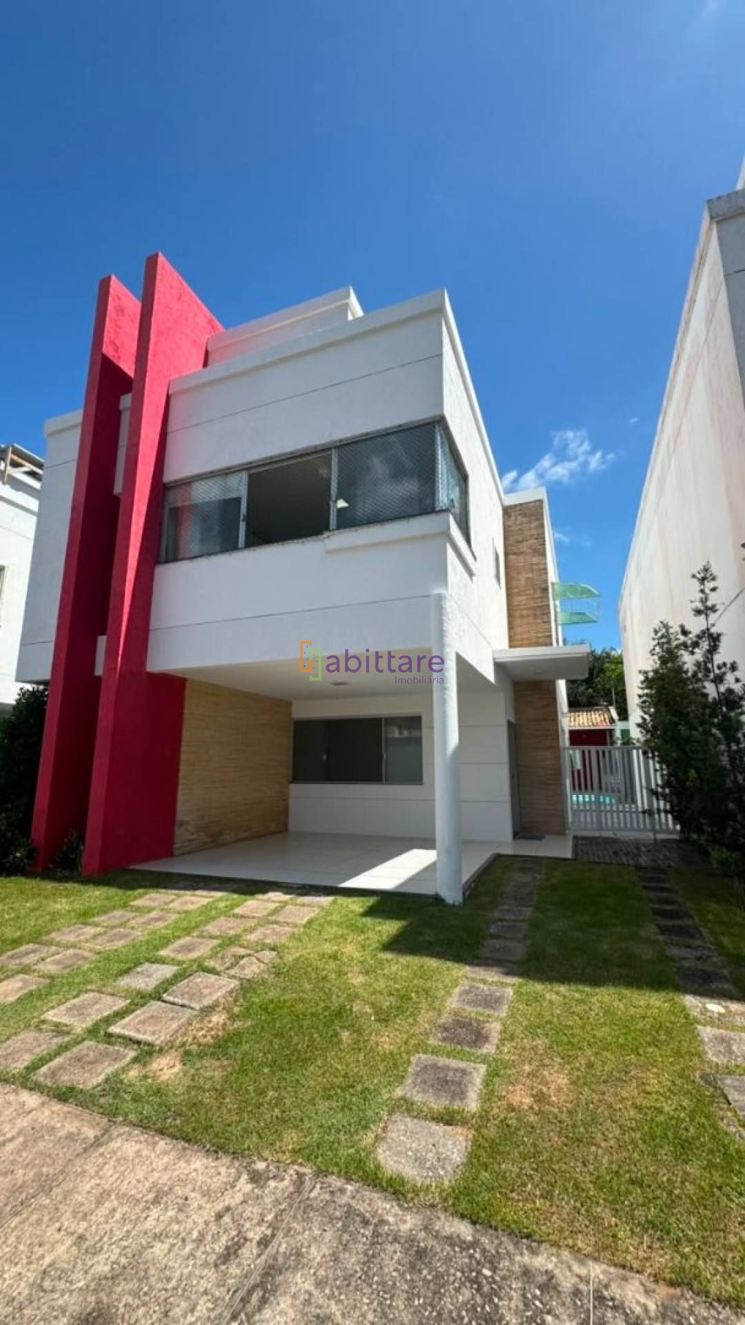 Casa duplex de 240m² com 4 suítes (1 master), piscina e churrasqueira no Quintas do Calhau