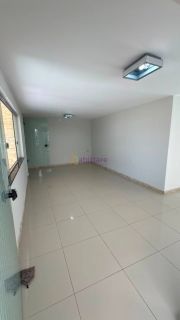 Casa duplex de 240m² com 4 suítes (1 master), piscina e churrasqueira no Quintas do Calhau