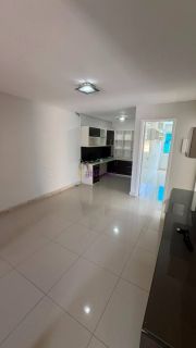 Casa duplex de 240m² com 4 suítes (1 master), piscina e churrasqueira no Quintas do Calhau