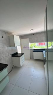 Casa duplex de 240m² com 4 suítes (1 master), piscina e churrasqueira no Quintas do Calhau