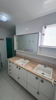 Casa duplex de 240m² com 4 suítes (1 master), piscina e churrasqueira no Quintas do Calhau
