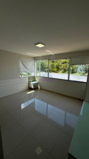 Casa duplex de 240m² com 4 suítes (1 master), piscina e churrasqueira no Quintas do Calhau
