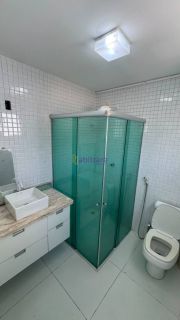 Casa duplex de 240m² com 4 suítes (1 master), piscina e churrasqueira no Quintas do Calhau