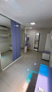 Casa duplex de 240m² com 4 suítes (1 master), piscina e churrasqueira no Quintas do Calhau