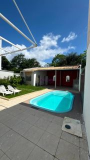 Casa duplex de 240m² com 4 suítes (1 master), piscina e churrasqueira no Quintas do Calhau