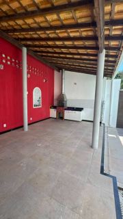 Casa duplex de 240m² com 4 suítes (1 master), piscina e churrasqueira no Quintas do Calhau