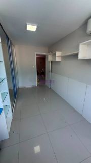 Casa duplex de 240m² com 4 suítes (1 master), piscina e churrasqueira no Quintas do Calhau