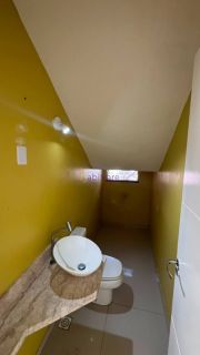 Casa duplex de 240m² com 4 suítes (1 master), piscina e churrasqueira no Quintas do Calhau