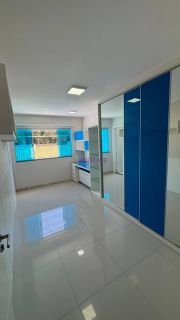Casa duplex de 240m² com 4 suítes (1 master), piscina e churrasqueira no Quintas do Calhau