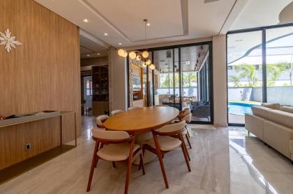 Casa duplex mobiliada de 404m² com 4 suítes no Alphaville Araçagy