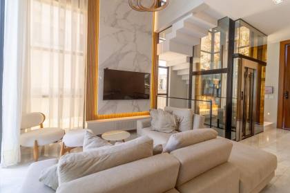 Casa duplex mobiliada de 404m² com 4 suítes no Alphaville Araçagy