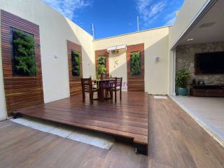 Casa de condomínio no Quintas do Calhau com 170m², 3 quartos (1 suíte) e espaço gourmet com piscina