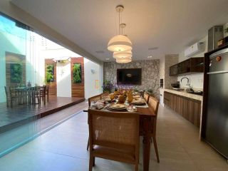 Casa de condomínio no Quintas do Calhau com 170m², 3 quartos (1 suíte) e espaço gourmet com piscina