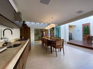 Casa de condomínio no Quintas do Calhau com 170m², 3 quartos (1 suíte) e espaço gourmet com piscina