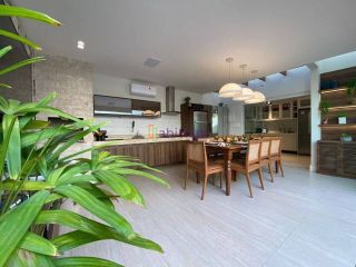 Casa de condomínio no Quintas do Calhau com 170m², 3 quartos (1 suíte) e espaço gourmet com piscina