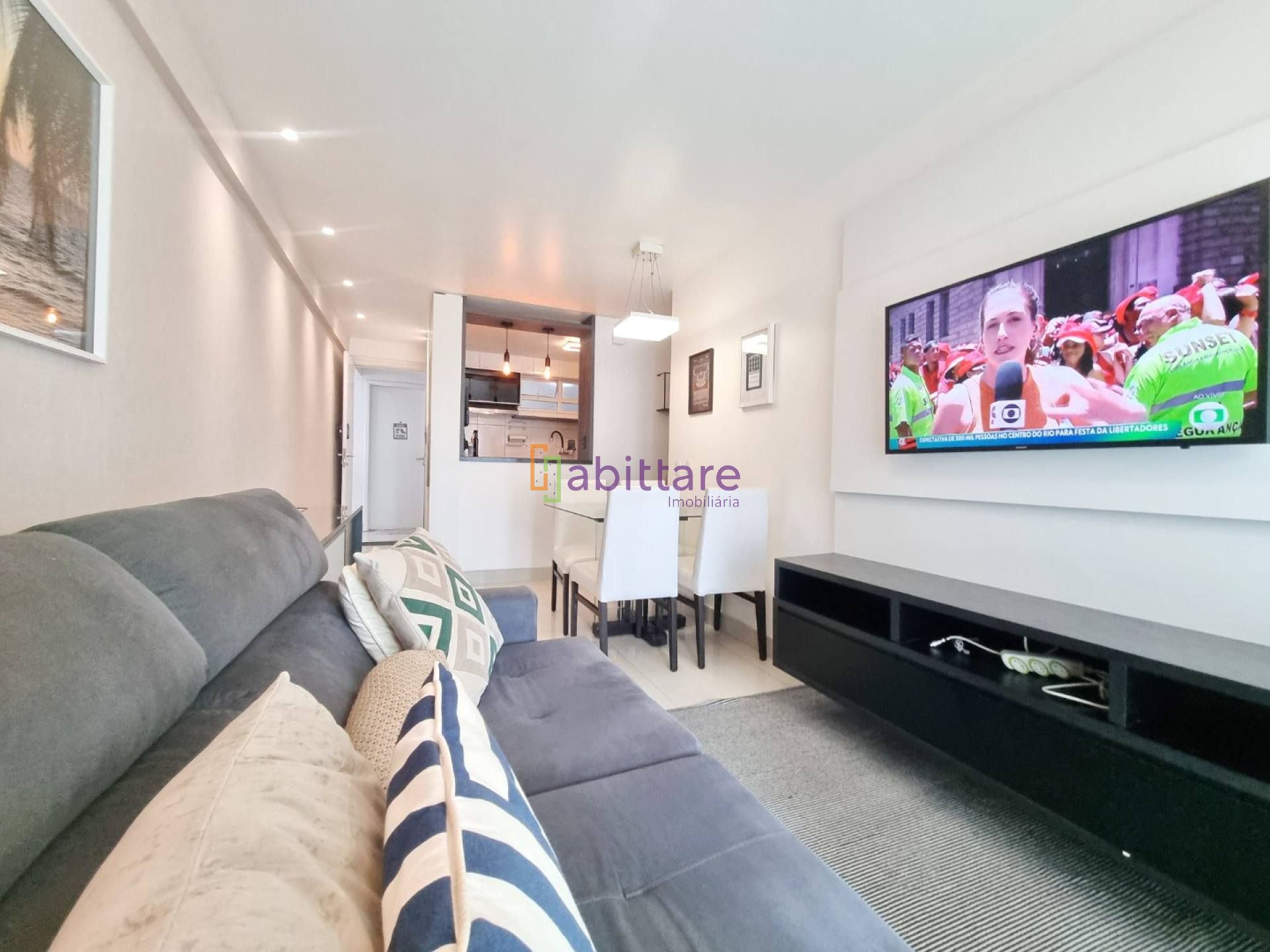 Alugo Unique Mobiliado, fino acabamento, lado mar ventilado.