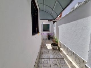 Alugo casa em Condomínio na Rua do Aririzal.