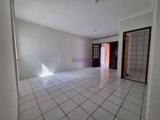 Alugo casa em Condomínio na Rua do Aririzal.