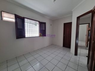 Alugo casa em Condomínio na Rua do Aririzal.
