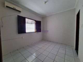Alugo casa em Condomínio na Rua do Aririzal.