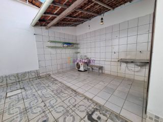 Alugo casa em Condomínio na Rua do Aririzal.