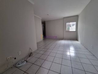 Alugo casa em Condomínio na Rua do Aririzal.