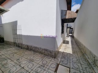 Alugo casa em Condomínio na Rua do Aririzal.