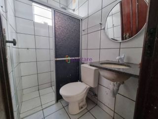 Alugo casa em Condomínio na Rua do Aririzal.