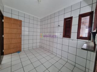 Alugo casa em Condomínio na Rua do Aririzal.