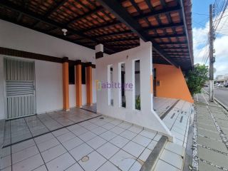 Alugo casa em Condomínio na Rua do Aririzal.